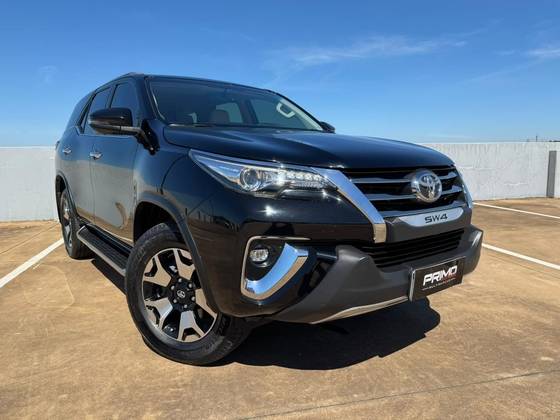 TOYOTA HILUX SW4 2.8 SRX DIAMOND 4X4 7 LUGARES 16V TURBO INTERCOOLER DIESEL 4P AUTOMÁTICO
